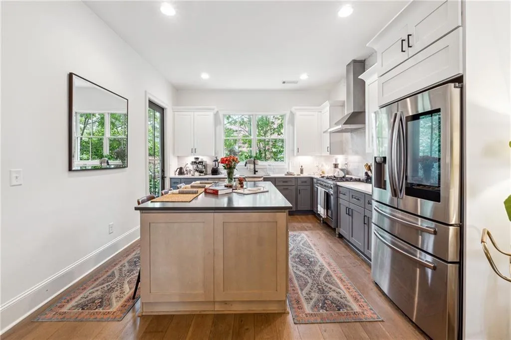 3667 Peachtree Road Ne Unit 6, Atlanta, Georgia 30319, 3 Bedrooms Bedrooms, ,3 BathroomsBathrooms,Residential,For Sale,3667 Peachtree Road Ne Unit 6,7567491