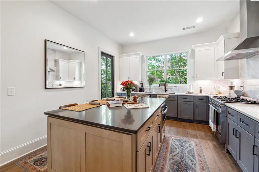 3667 Peachtree Road Ne Unit 6, Atlanta, Georgia 30319, 3 Bedrooms Bedrooms, ,3 BathroomsBathrooms,Residential,For Sale,3667 Peachtree Road Ne Unit 6,7567491