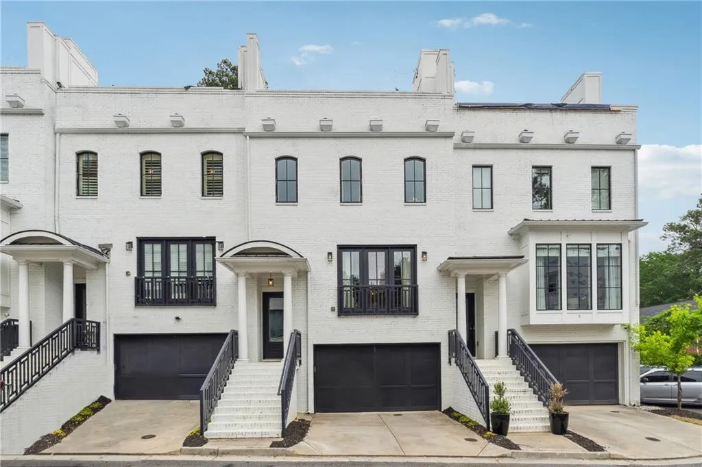 3667 Peachtree Road Ne Unit 6, Atlanta, Georgia 30319, 3 Bedrooms Bedrooms, ,3 BathroomsBathrooms,Residential,For Sale,3667 Peachtree Road Ne Unit 6,7567491