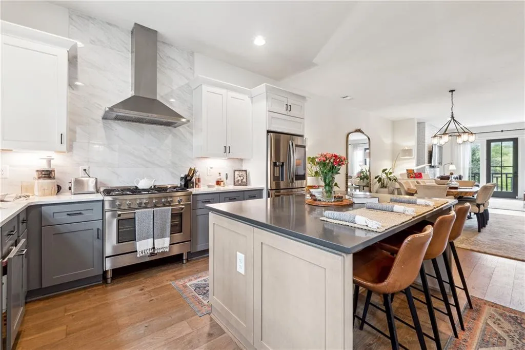 3667 Peachtree Road Ne Unit 6, Atlanta, Georgia 30319, 3 Bedrooms Bedrooms, ,3 BathroomsBathrooms,Residential,For Sale,3667 Peachtree Road Ne Unit 6,7567491