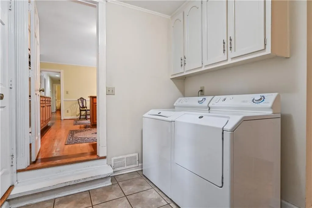 2909 Spalding Drive, Sandy Springs, Georgia 30350, 5 Bedrooms Bedrooms, ,3 BathroomsBathrooms,Residential,Sold,2909 Spalding Drive,6831582