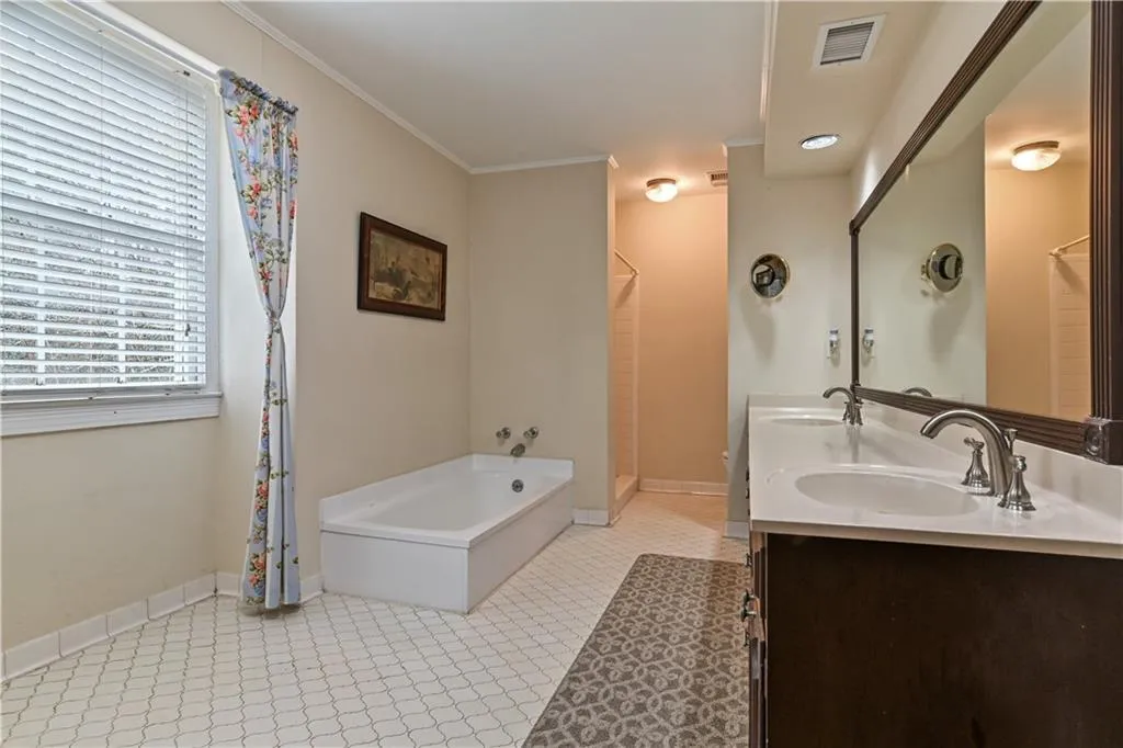 2909 Spalding Drive, Sandy Springs, Georgia 30350, 5 Bedrooms Bedrooms, ,3 BathroomsBathrooms,Residential,Sold,2909 Spalding Drive,6831582