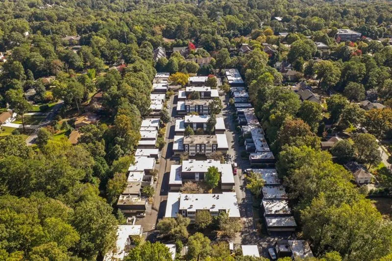 5555 Chemin De Vie, Sandy Springs, Georgia 30342, 2 Bedrooms Bedrooms, ,2 BathroomsBathrooms,Residential,Sold,5555 Chemin De Vie,6636731