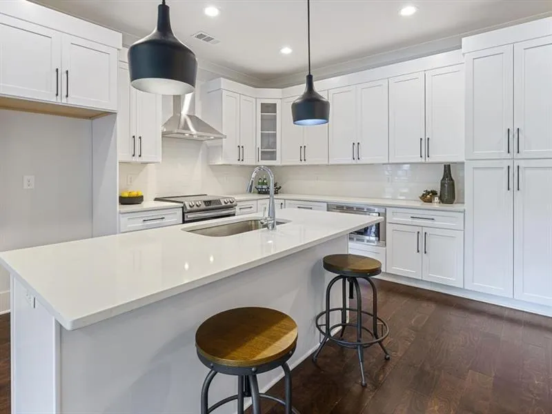 6890 Peachtree Dunwoody Road Unit 303, Sandy Springs, Georgia 30328, 2 Bedrooms Bedrooms, ,2 BathroomsBathrooms,Residential,Sold,6890 Peachtree Dunwoody Road Unit 303,7030290