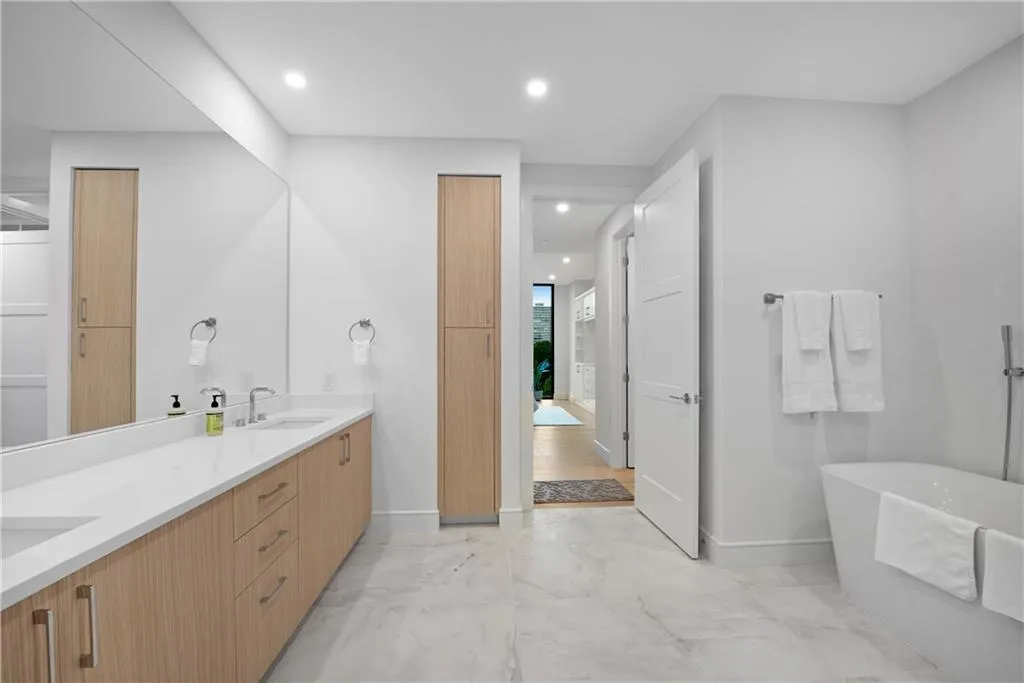 2425 Peachtree Road Ne Unit 902, Atlanta, Georgia 30305, 2 Bedrooms Bedrooms, ,3 BathroomsBathrooms,Residential,For Sale,2425 Peachtree Road Ne Unit 902,7587869