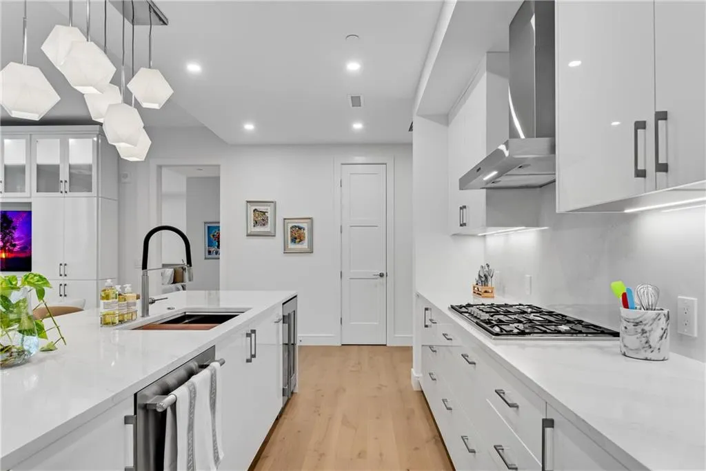 2425 Peachtree Road Ne Unit 902, Atlanta, Georgia 30305, 2 Bedrooms Bedrooms, ,3 BathroomsBathrooms,Residential,For Sale,2425 Peachtree Road Ne Unit 902,7587869