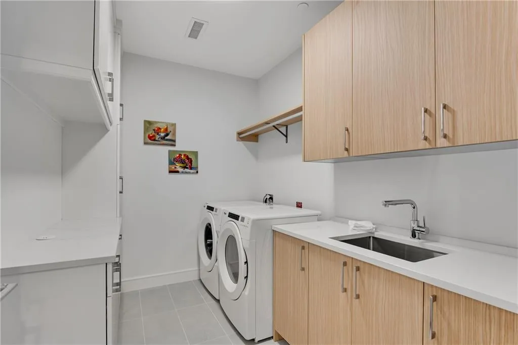 2425 Peachtree Road Ne Unit 902, Atlanta, Georgia 30305, 2 Bedrooms Bedrooms, ,3 BathroomsBathrooms,Residential,For Sale,2425 Peachtree Road Ne Unit 902,7587869