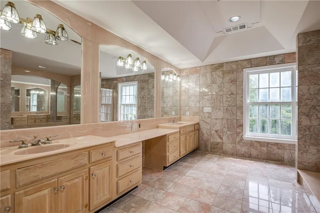 5127 Powers Ferry Road, Sandy Springs, Georgia 30327, 5 Bedrooms Bedrooms, ,4 BathroomsBathrooms,Residential,Sold,5127 Powers Ferry Road,6927836