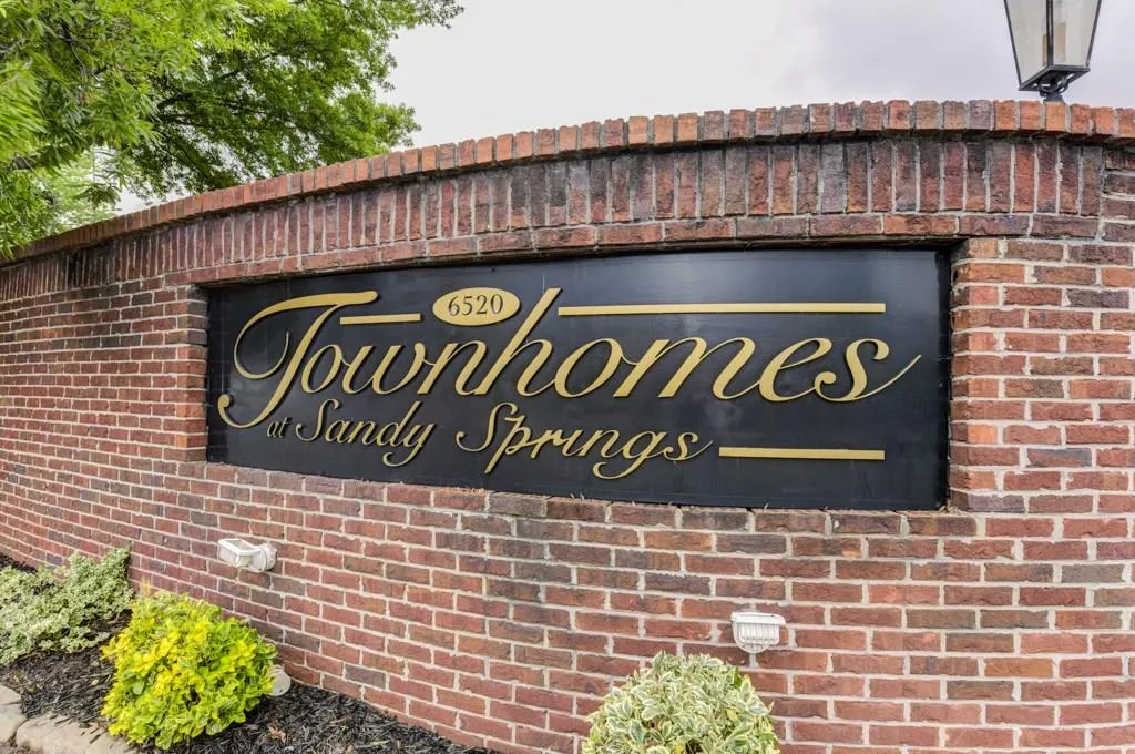 6520 Roswell Road Unit 112, Atlanta, Georgia 30328, 3 Bedrooms Bedrooms, ,2 BathroomsBathrooms,Residential,Sold,6520 Roswell Road Unit 112,6014100