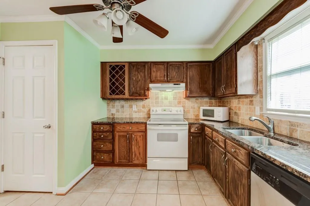 6520 Roswell Road Unit 112, Atlanta, Georgia 30328, 3 Bedrooms Bedrooms, ,2 BathroomsBathrooms,Residential,Sold,6520 Roswell Road Unit 112,6014100