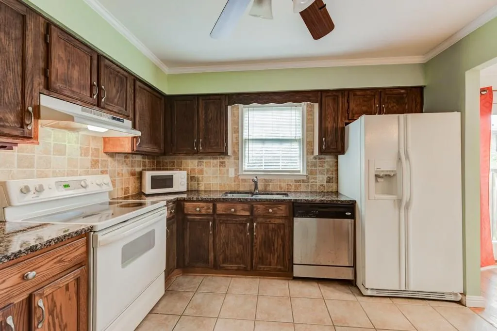 6520 Roswell Road Unit 112, Atlanta, Georgia 30328, 3 Bedrooms Bedrooms, ,2 BathroomsBathrooms,Residential,Sold,6520 Roswell Road Unit 112,6014100