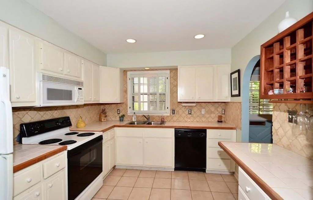6700 Roswell Road Unit 17g, Atlanta, Georgia 30328, 2 Bedrooms Bedrooms, ,1 BathroomBathrooms,Residential,Sold,6700 Roswell Road Unit 17g,5558952