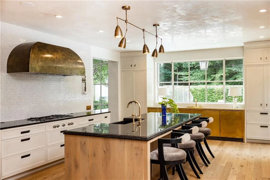 300 Blackland Road Nw, Atlanta, Georgia 30342, 4 Bedrooms Bedrooms, 0 ,6 BathroomsBathrooms,Residential,For Sale,300 Blackland Road Nw,7810797