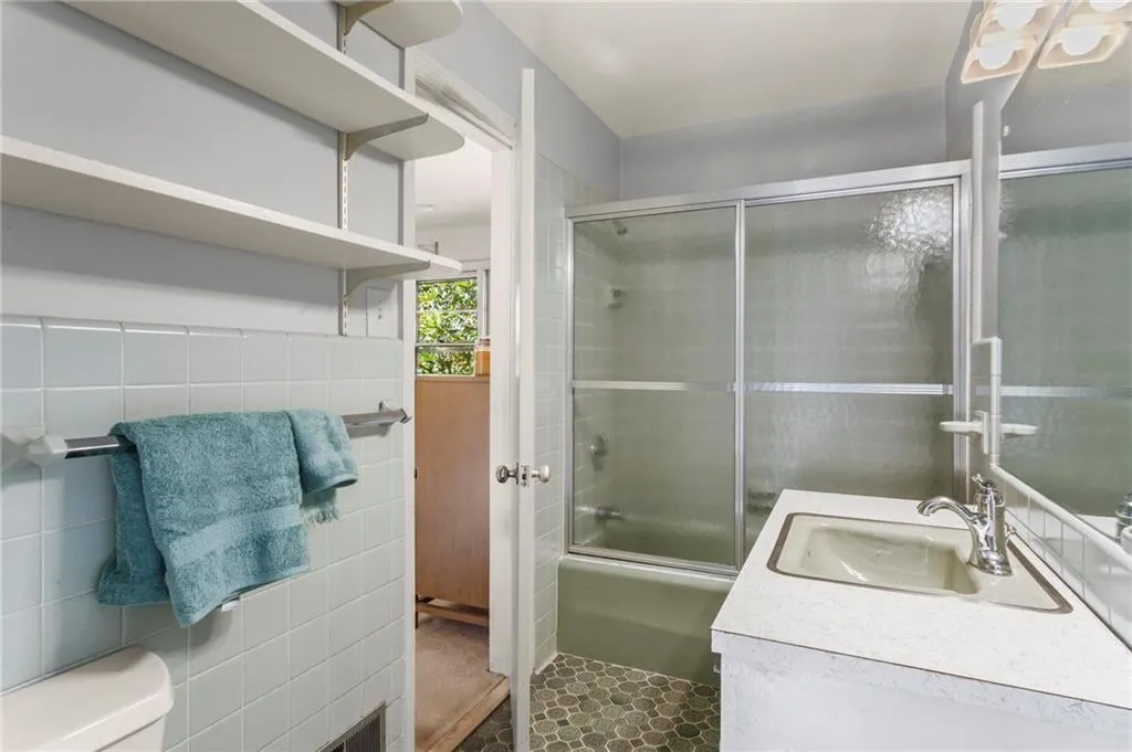 En Suite Bath with Hallway Access