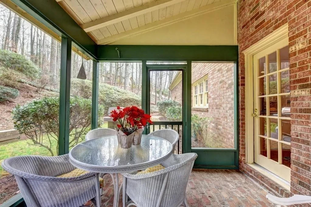9370 Huntcliff Trace, Sandy Springs, Georgia 30350, 4 Bedrooms Bedrooms, ,3 BathroomsBathrooms,Residential,Sold,9370 Huntcliff Trace,6842096