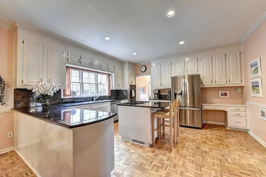 9370 Huntcliff Trace, Sandy Springs, Georgia 30350, 4 Bedrooms Bedrooms, ,3 BathroomsBathrooms,Residential,Sold,9370 Huntcliff Trace,6842096