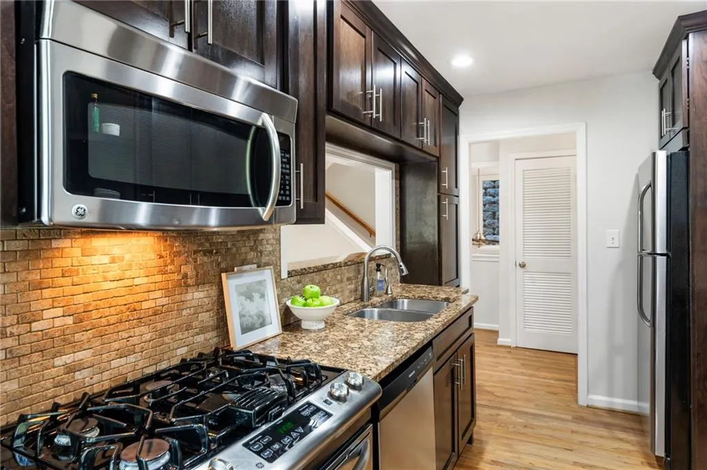 4010 Roswell Road Ne Unit 7, Atlanta, Georgia 30342, 3 Bedrooms Bedrooms, ,2 BathroomsBathrooms,Residential,For Sale,4010 Roswell Road Ne Unit 7,7638379