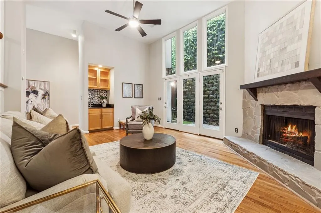4010 Roswell Road Ne Unit A2, Atlanta, Georgia 30342, 3 Bedrooms Bedrooms, ,2 BathroomsBathrooms,Residential,For Sale,4010 Roswell Road Ne Unit A2,7636308