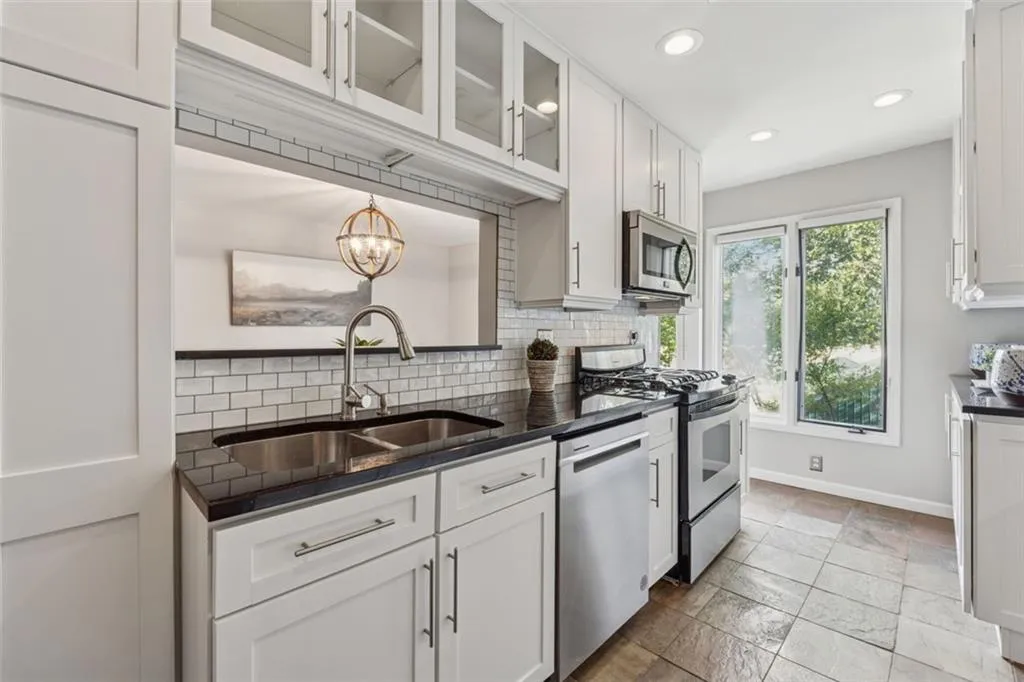 4010 Roswell Road Ne Unit A2, Atlanta, Georgia 30342, 3 Bedrooms Bedrooms, ,2 BathroomsBathrooms,Residential,For Sale,4010 Roswell Road Ne Unit A2,7636308