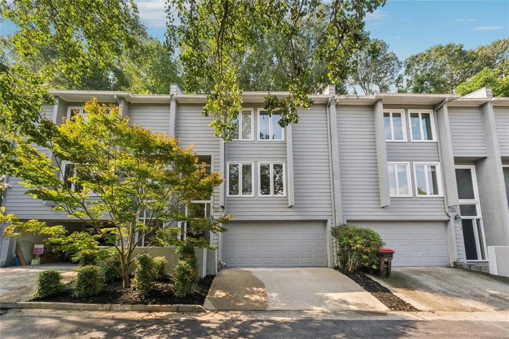 4010 Roswell Road Ne Unit A2, Atlanta, Georgia 30342, 3 Bedrooms Bedrooms, ,2 BathroomsBathrooms,Residential,For Sale,4010 Roswell Road Ne Unit A2,7636308