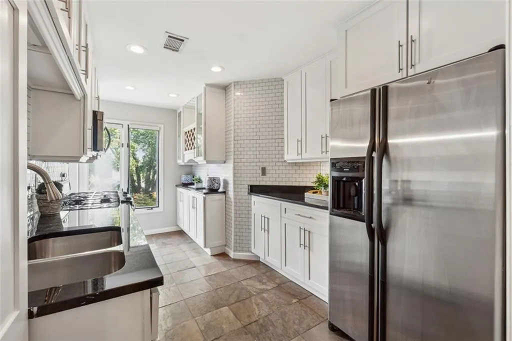 4010 Roswell Road Ne Unit A2, Atlanta, Georgia 30342, 3 Bedrooms Bedrooms, ,2 BathroomsBathrooms,Residential,For Sale,4010 Roswell Road Ne Unit A2,7636308