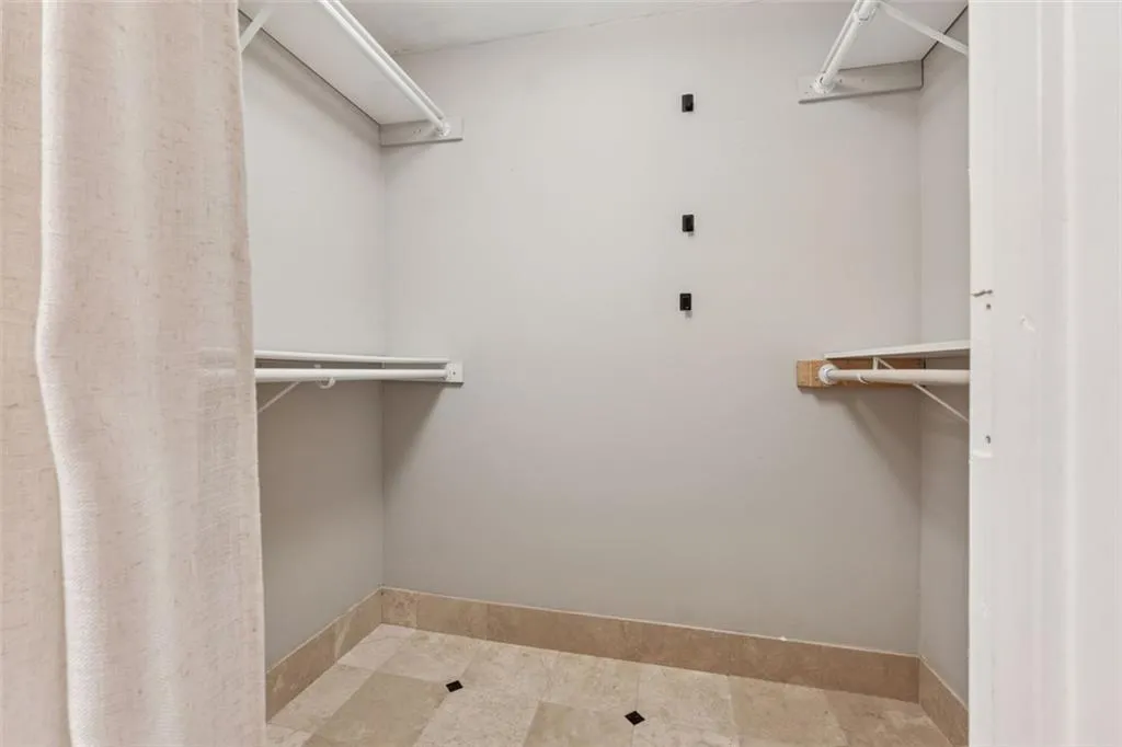 4010 Roswell Road Ne Unit A2, Atlanta, Georgia 30342, 3 Bedrooms Bedrooms, ,2 BathroomsBathrooms,Residential,For Sale,4010 Roswell Road Ne Unit A2,7636308