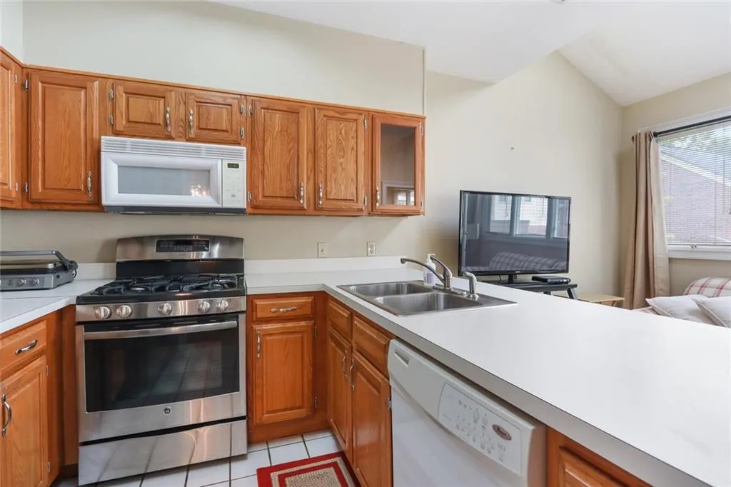 2 Westfair Court, Atlanta, Georgia 30328, 3 Bedrooms Bedrooms, ,2 BathroomsBathrooms,Residential,Sold,2 Westfair Court,6864333