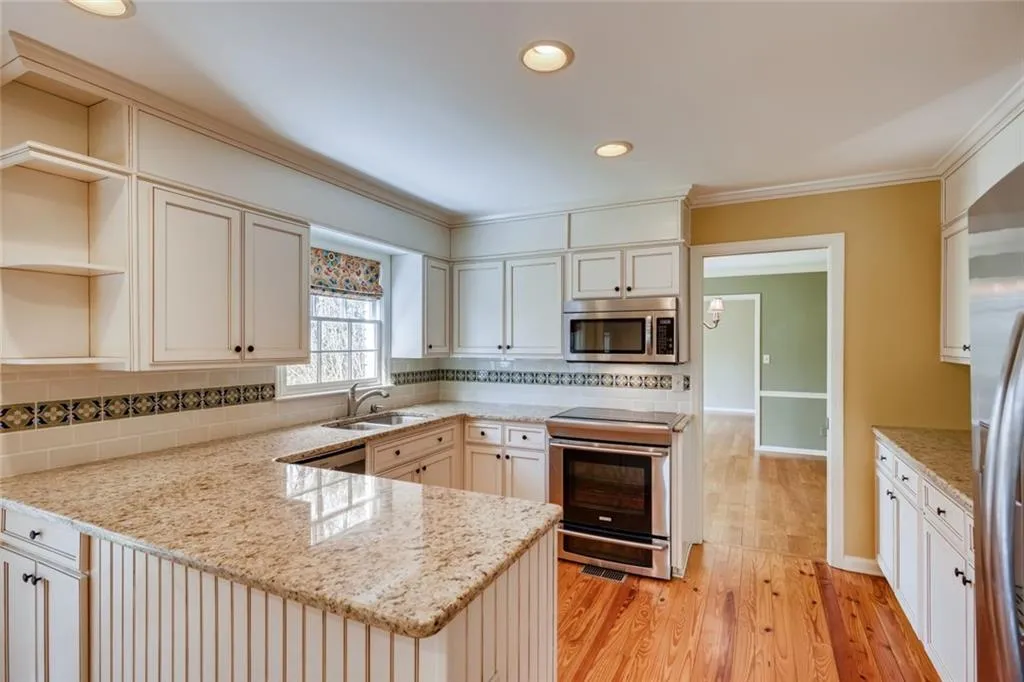 6980 Hunters Branch Drive, Sandy Springs, Georgia 30328, 5 Bedrooms Bedrooms, ,2 BathroomsBathrooms,Residential,Sold,6980 Hunters Branch Drive,6693471