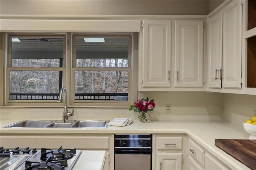 2080 Old Dominion Road, Atlanta, Georgia 30350, 6 Bedrooms Bedrooms, ,5 BathroomsBathrooms,Residential,For Sale,2080 Old Dominion Road,7707544