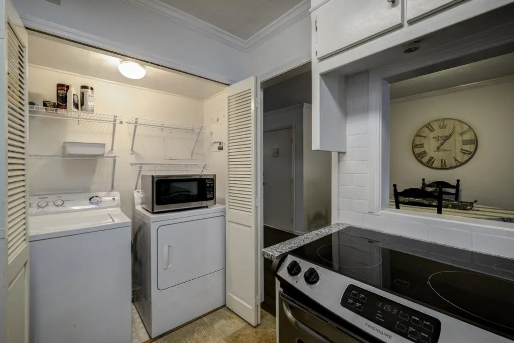 6700 Roswell Road Unit 32b, Sandy Springs, Georgia 30328, 2 Bedrooms Bedrooms, ,2 BathroomsBathrooms,Residential,Sold,6700 Roswell Road Unit 32b,5805189
