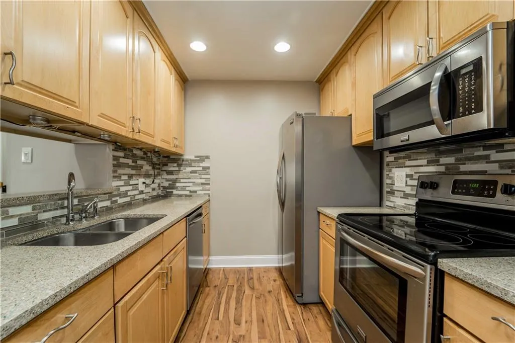 109 Barrington Hills Drive, Sandy Springs, Georgia 30350, 2 Bedrooms Bedrooms, ,2 BathroomsBathrooms,Residential,Sold,109 Barrington Hills Drive,6836110