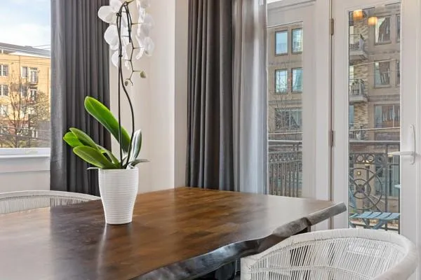 206 11th Street Ne Unit 205, Atlanta, Georgia 30309, 1 Bedroom Bedrooms, ,1 BathroomBathrooms,Residential,For Sale,206 11th Street Ne Unit 205,7548253