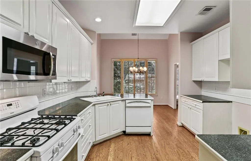 7155 Roswell Road Unit 45, Sandy Springs, Georgia 30328, 4 Bedrooms Bedrooms, ,2 BathroomsBathrooms,Residential,Sold,7155 Roswell Road Unit 45,6865742