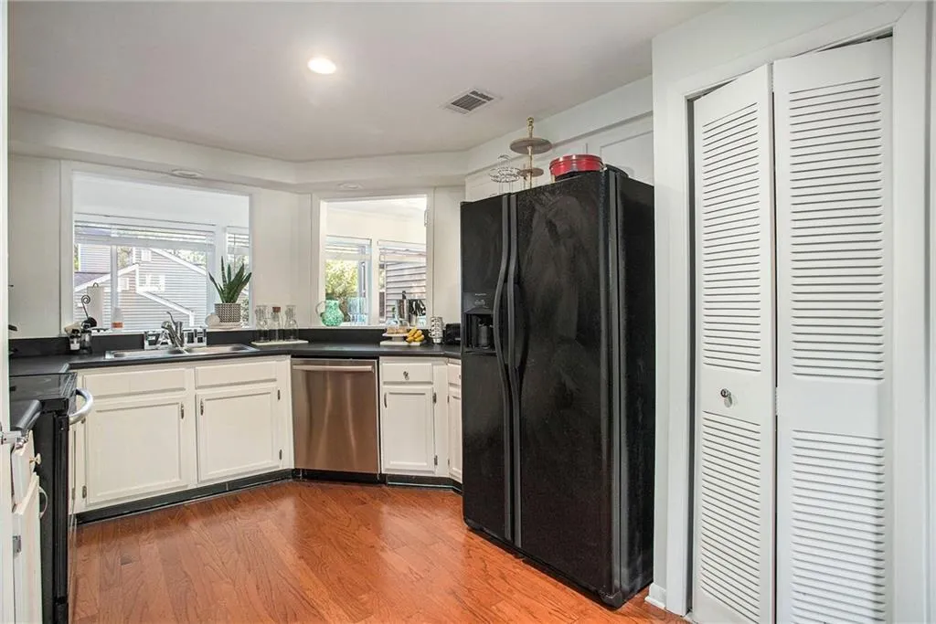 30 Dunwoody Springs Drive, Sandy Springs, Georgia 30328, 2 Bedrooms Bedrooms, ,2 BathroomsBathrooms,Residential,Sold,30 Dunwoody Springs Drive,7086927