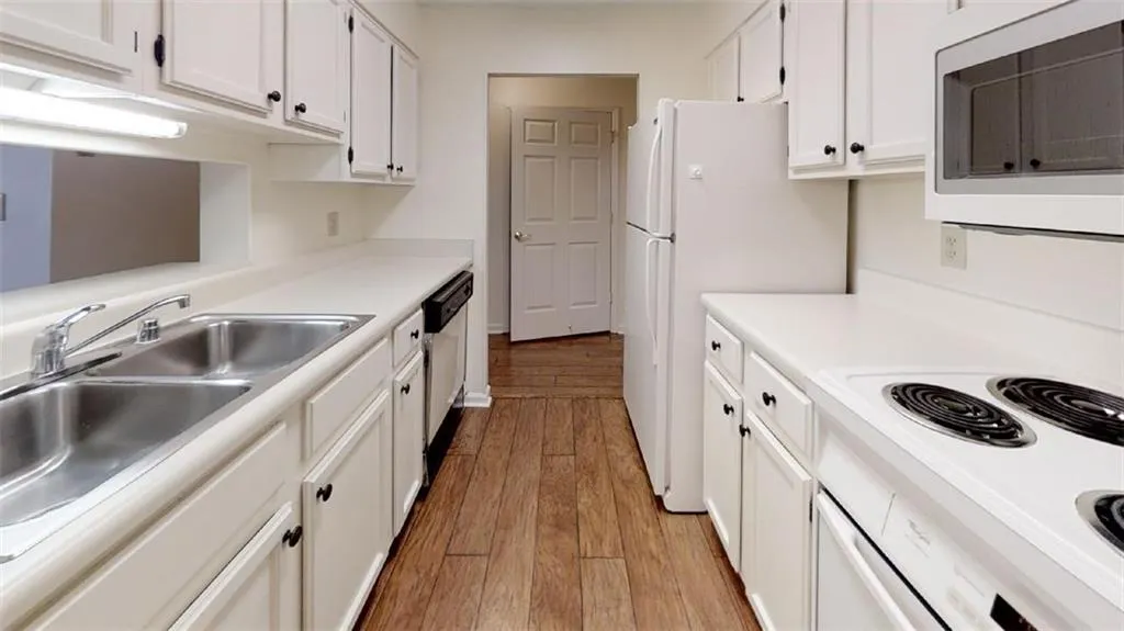 300 Johnson Ferry Road Ne Unit B509, Sandy Springs, Georgia 30328, 1 Bedroom Bedrooms, ,1 BathroomBathrooms,Residential,Sold,300 Johnson Ferry Road Ne Unit B509,6534086