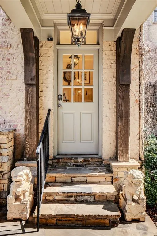 Side entry to mudroom