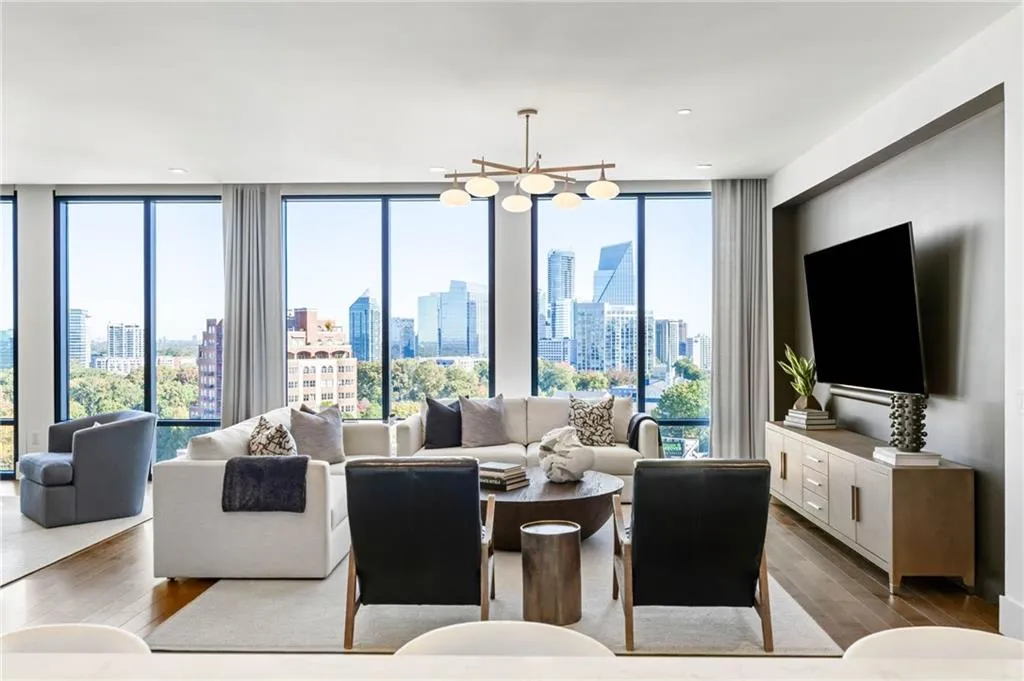 3107 Peachtree Road Ne Unit 1402, Atlanta, Georgia 30305, 3 Bedrooms Bedrooms, ,3 BathroomsBathrooms,Residential,For Sale,3107 Peachtree Road Ne Unit 1402,7675356