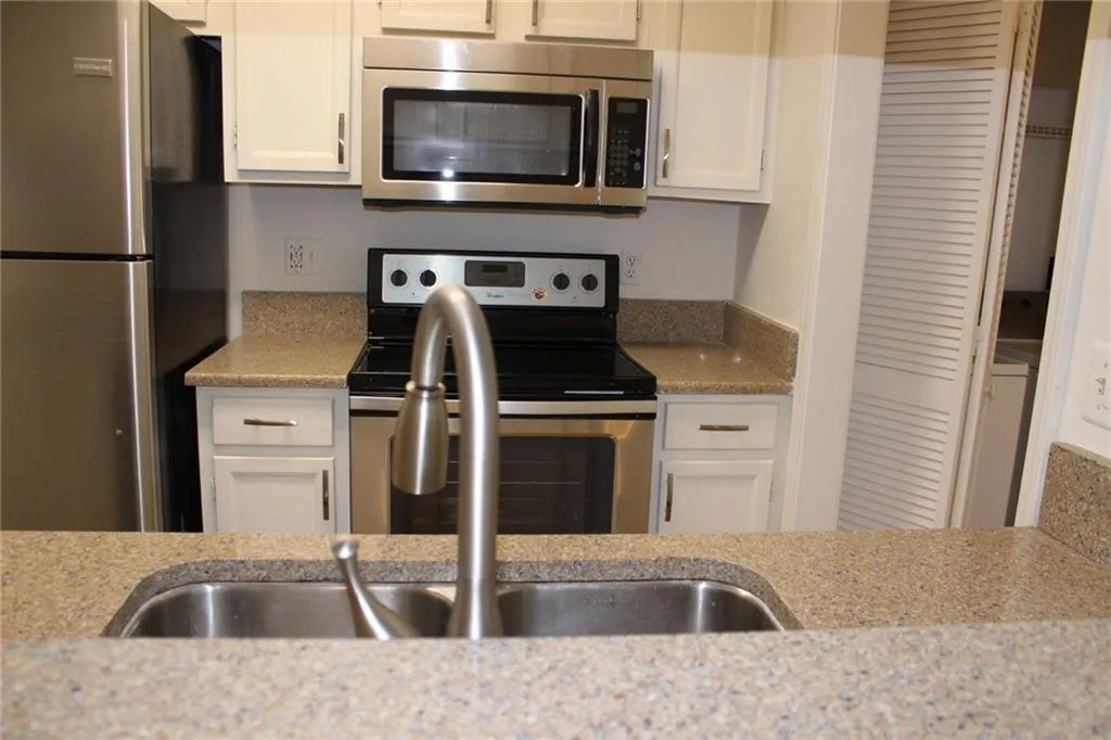 310 Barrington Hills Drive Unit 310, Sandy Springs, Georgia 30350, 2 Bedrooms Bedrooms, ,2 BathroomsBathrooms,Residential,Sold,310 Barrington Hills Drive Unit 310,5824844