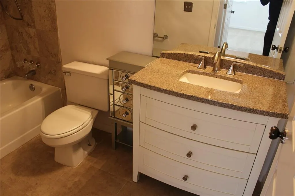 310 Barrington Hills Drive Unit 310, Sandy Springs, Georgia 30350, 2 Bedrooms Bedrooms, ,2 BathroomsBathrooms,Residential,Sold,310 Barrington Hills Drive Unit 310,5824844