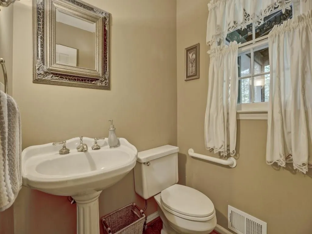 80 Tamarisk Drive, Atlanta, Georgia 30342, 5 Bedrooms Bedrooms, ,3 BathroomsBathrooms,Residential,Sold,80 Tamarisk Drive,5917550