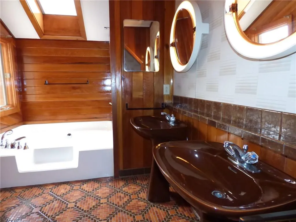 350 Spalding Lake Court, Sandy Springs, Georgia 30350, 4 Bedrooms Bedrooms, ,3 BathroomsBathrooms,Residential,Sold,350 Spalding Lake Court,5650166