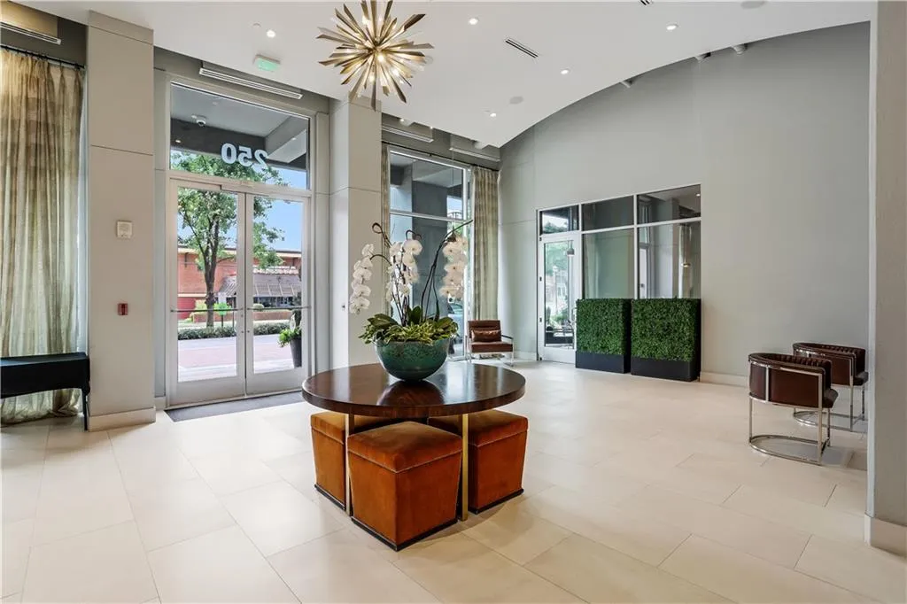 Welcoming lobby with full 24 hour concierge services