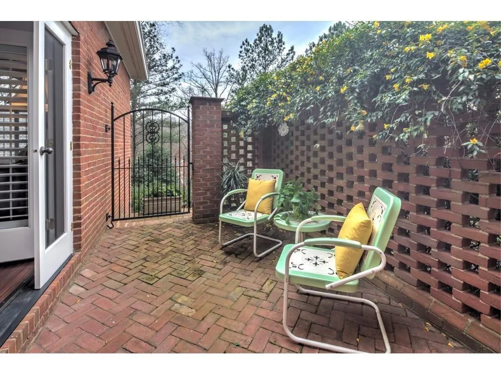 140 E Chambord Drive Nw, Atlanta, Georgia 30327, 6 Bedrooms Bedrooms, ,6 BathroomsBathrooms,Residential,Sold,140 E Chambord Drive Nw,5898730