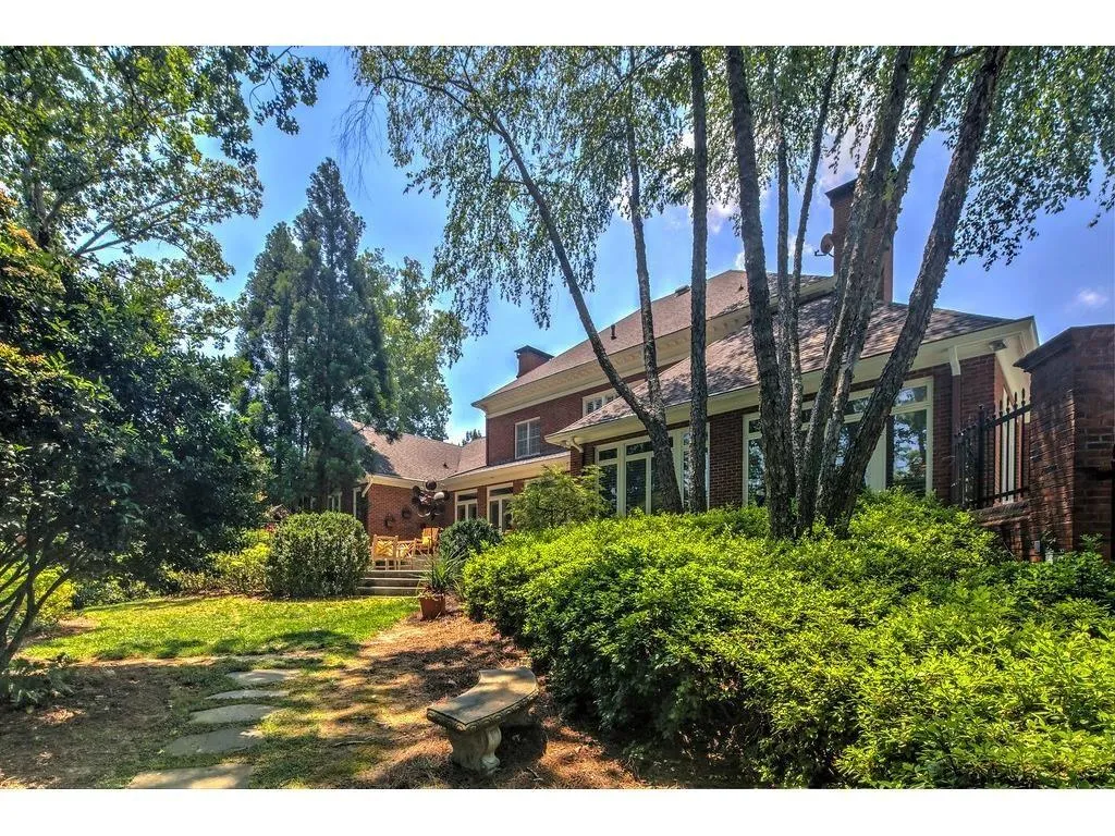 140 E Chambord Drive Nw, Atlanta, Georgia 30327, 6 Bedrooms Bedrooms, ,6 BathroomsBathrooms,Residential,Sold,140 E Chambord Drive Nw,5898730