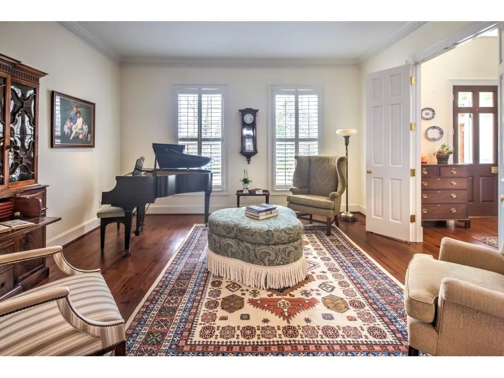 140 E Chambord Drive Nw, Atlanta, Georgia 30327, 6 Bedrooms Bedrooms, ,6 BathroomsBathrooms,Residential,Sold,140 E Chambord Drive Nw,5898730