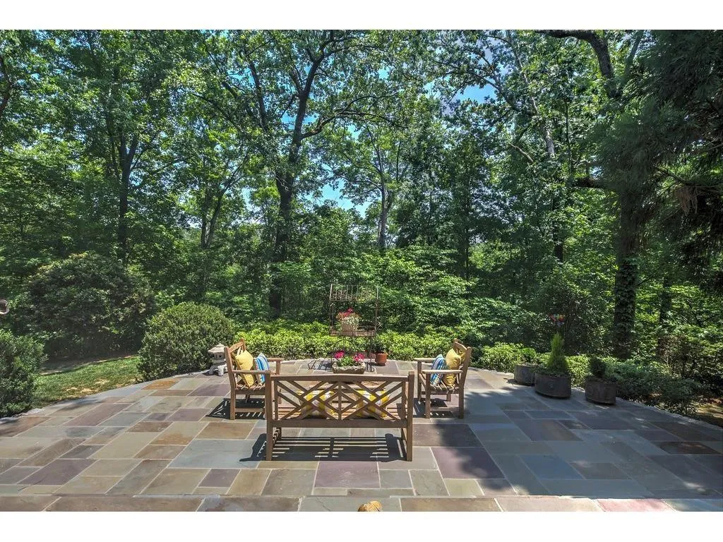 140 E Chambord Drive Nw, Atlanta, Georgia 30327, 6 Bedrooms Bedrooms, ,6 BathroomsBathrooms,Residential,Sold,140 E Chambord Drive Nw,5898730