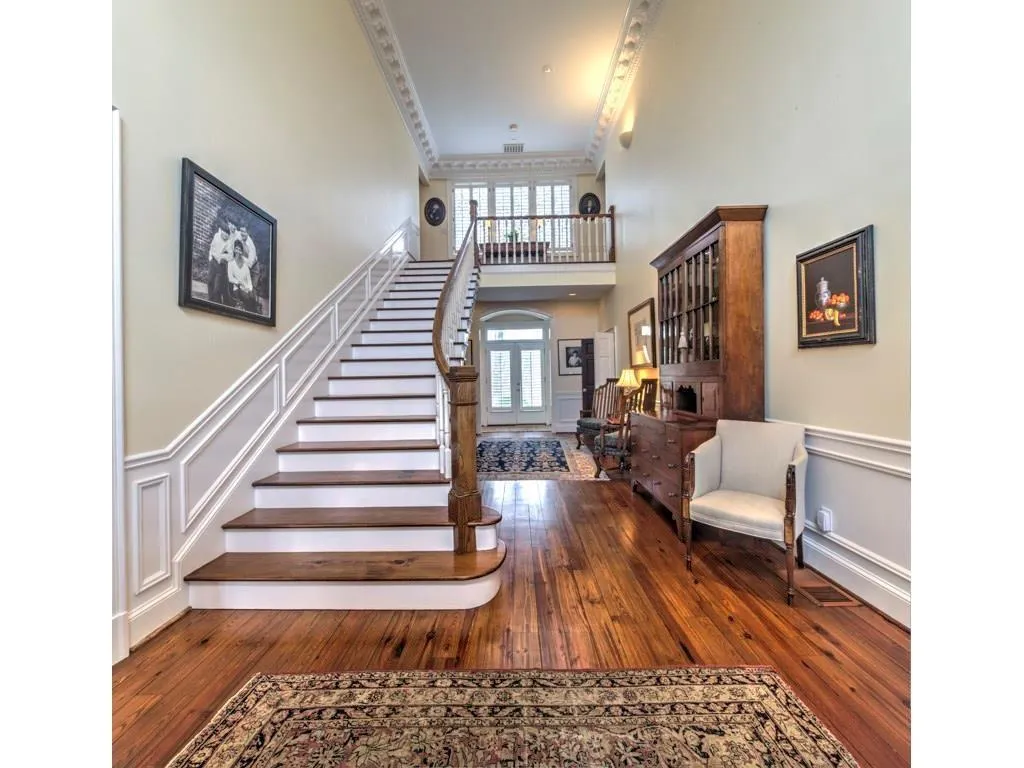 140 E Chambord Drive Nw, Atlanta, Georgia 30327, 6 Bedrooms Bedrooms, ,6 BathroomsBathrooms,Residential,Sold,140 E Chambord Drive Nw,5898730