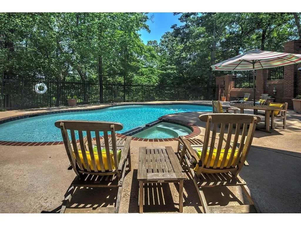 140 E Chambord Drive Nw, Atlanta, Georgia 30327, 6 Bedrooms Bedrooms, ,6 BathroomsBathrooms,Residential,Sold,140 E Chambord Drive Nw,5898730