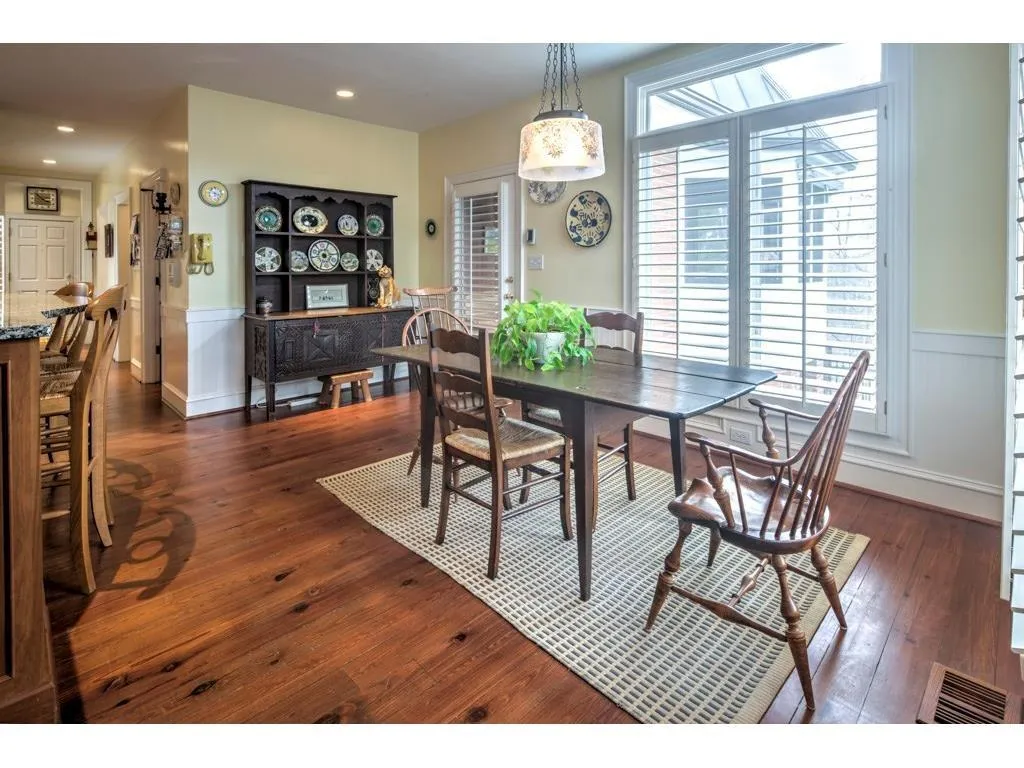 140 E Chambord Drive Nw, Atlanta, Georgia 30327, 6 Bedrooms Bedrooms, ,6 BathroomsBathrooms,Residential,Sold,140 E Chambord Drive Nw,5898730