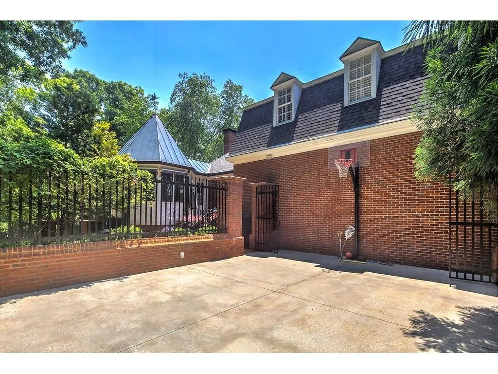 140 E Chambord Drive Nw, Atlanta, Georgia 30327, 6 Bedrooms Bedrooms, ,6 BathroomsBathrooms,Residential,Sold,140 E Chambord Drive Nw,5898730